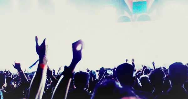 Silhuetas de multidão de concerto na visão traseira de rais de multidão de festival — Fotografia de Stock