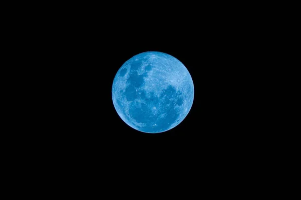 Blauwe volle maan op de donkere nacht — Stockfoto