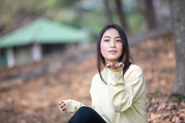 Schöne asiatische Frau lächelt glücklich Mädchen und trägt warme Kleidung — Stockfoto