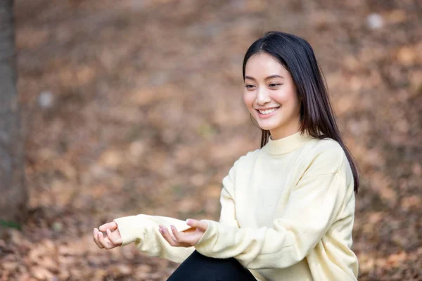Hermosa mujer asiática sonriente chica feliz y con ropa caliente —  Fotos de Stock