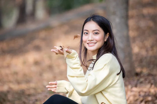 Hermosa mujer asiática sonriente chica feliz y con ropa caliente —  Fotos de Stock