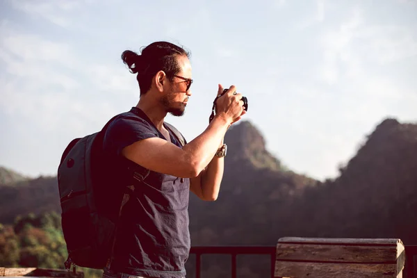 Los hombres asiáticos mochilas y viajero caminando juntos y felices son —  Fotos de Stock