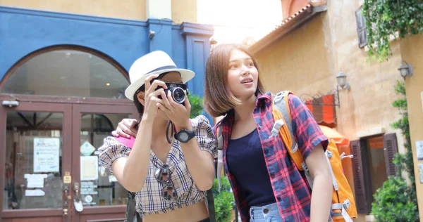 Mulheres asiáticas mochilas andando juntas e felizes estão tomando pho — Fotografia de Stock