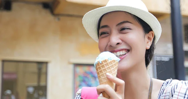 Schöne Frauen halten und essen Eis in den Sommerferien — Stockfoto