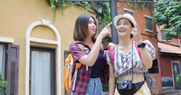Mulheres asiáticas mochilas andando juntas e felizes estão tomando pho — Fotografia de Stock