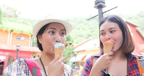 Hermosa hembra sosteniendo y comiendo helado en vacaciones de verano — Foto de Stock
