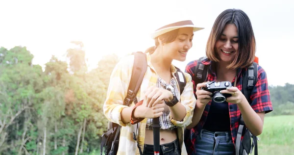 Asian Group of young people Hiking with friends backpacks walkin — Stock Photo, Image