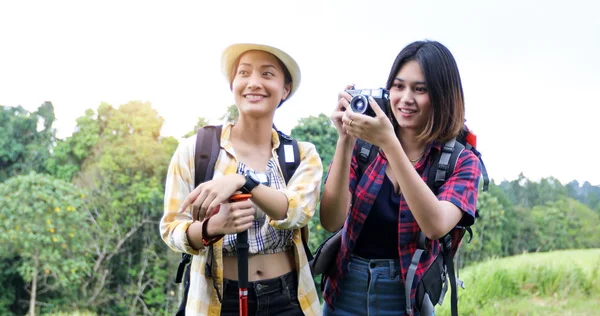 Asiatiska grupp ungdomar vandring med vänner ryggsäckar walkin — Stockfoto
