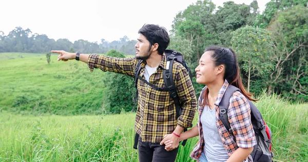Asijské skupiny mladých lidí turistiku s přáteli batohy walkin — Stock fotografie