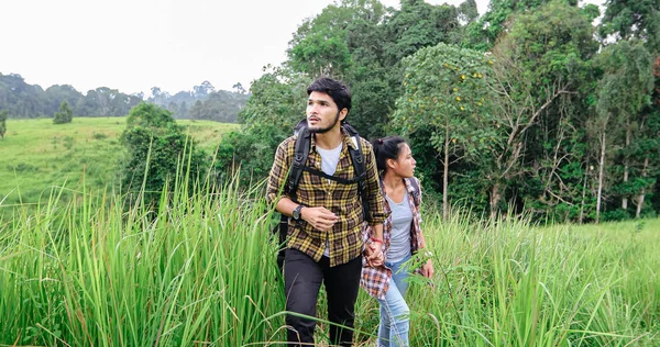 Asijské skupiny mladých lidí turistiku s přáteli batohy walkin — Stock fotografie