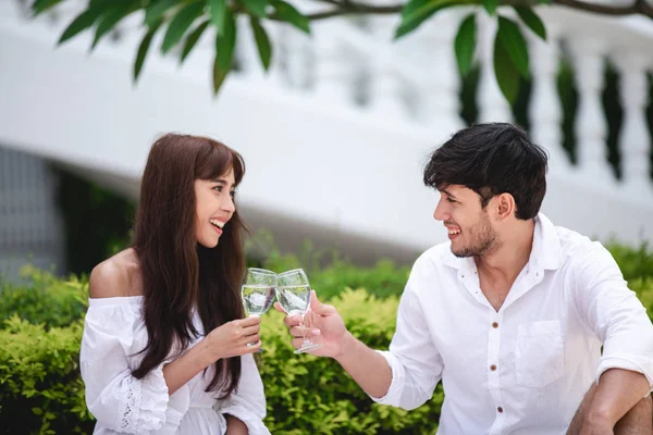 Glückliche romantische Paare Liebhaber reden und Wein trinken, während hav — Stockfoto