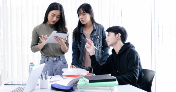 Estudantes em grupo Sorria e divirta-se e use tablet Também ajuda — Fotografia de Stock