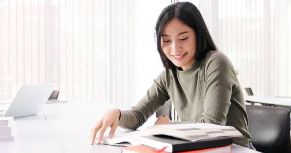 Asiatico donne studenti sorriso e lettura libro e utilizzando notebook f — Foto Stock