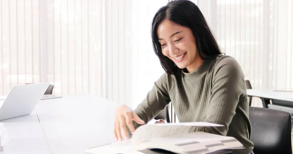 Mulheres asiáticas Estudantes Sorrir e ler livro e usando notebook f — Fotografia de Stock