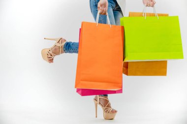 beyaz arka plan üzerinde izole alışveriş torbaları kadın shopaholic holding kazık görünümü