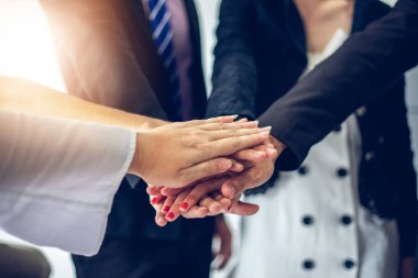 Mutlu İş Adamları, ofis içindeki yabancı ortaklarla anlaşma yaptıktan ya da anlaşma yaptıktan sonra ekip çalışması gösterip beşini veriyor. 