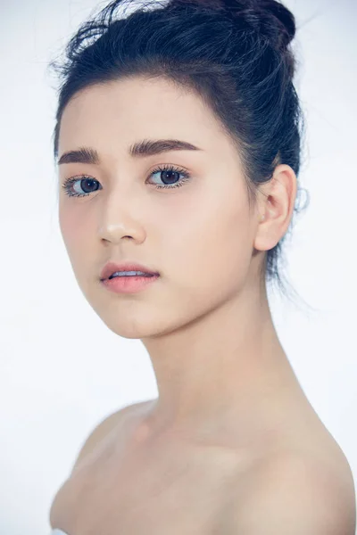 白い背景に隔離されたカメラを見て清潔な新鮮な肌を持つ美しいアジアの女性の肖像画 顔の治療コンセプト — ストック写真