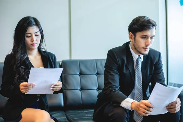 Empresario Mujer Negocios Discutiendo Documentos Ideas Reunión Concepto Entrevista Trabajo — Foto de Stock