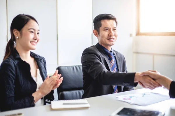 Gente Negocios Dándose Mano Sonriendo Acuerdo Para Firmar Contrato Terminar — Foto de Stock