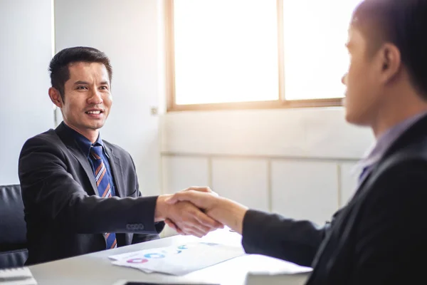 Gente Negocios Dándose Mano Sonriendo Acuerdo Para Firmar Contrato Terminar — Foto de Stock