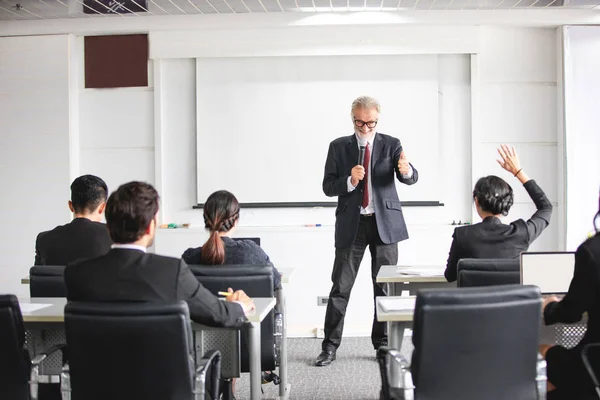 Audience Affaires Levant Main Pendant Que Homme Affaires Parle Formation — Photo