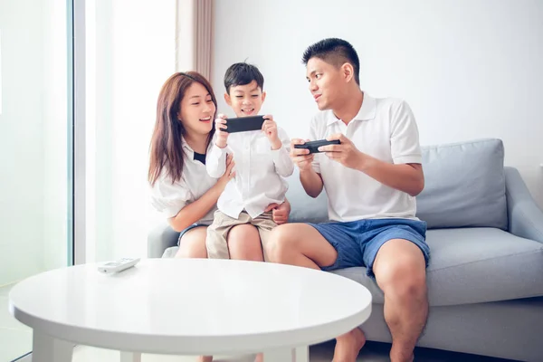 Aziatische Familie Met Plezier Spelen Computer Console Spelletjes Samen Zittend — Stockfoto