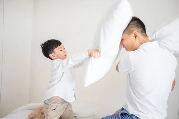 Heureux Asiatique Père Avec Fils Rire Jouer Avec Oreillers Dans — Photo