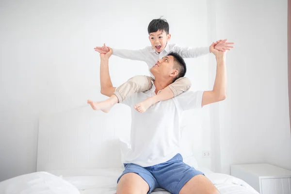 Gelukkig Aziatische Vader Met Zoon Spelen Lachen Bed Thuis — Stockfoto