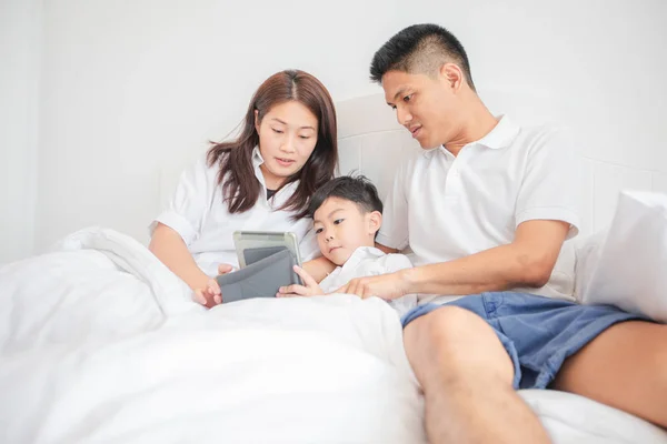 Ouders Zoon Kijken Gebruiken Tablet Terwijl Liggend Bed — Stockfoto