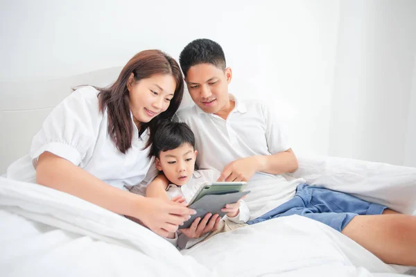 Ouders Zoon Kijken Gebruiken Tablet Terwijl Liggend Bed — Stockfoto