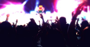 Arka görünümü parlak sahne ışıkları ellerini yükselterek festival kalabalık konser kalabalığa siluetleri, bulanık