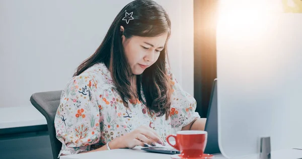 Aziatische Zakenvrouwen Die Notebook Gebruiken Voor Het Werken Drinken Van — Stockfoto