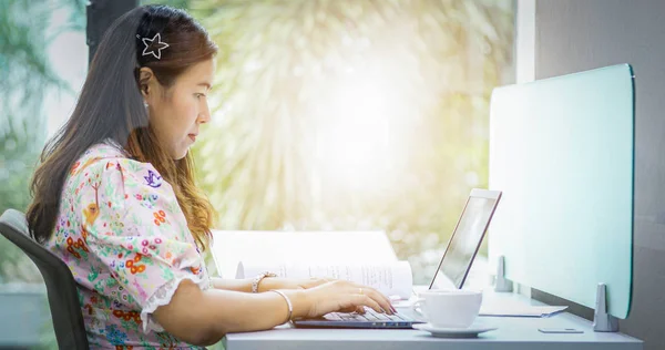 Asiatiska Företag Kvinnor Som Använder Notebook För Att Arbeta Och — Stockfoto