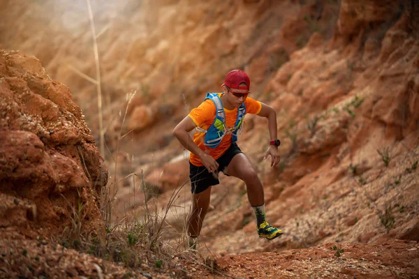 Mannelijke Atleet Die Sportschoenen Draagt Voor Trailrunning Training Rotsen Bij — Stockfoto