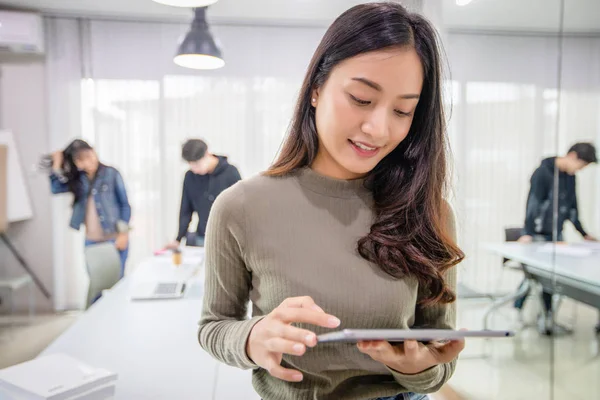 Sorridente Giovane Asiatica Studentessa Piedi Utilizzando Tablet Digitale — Foto Stock