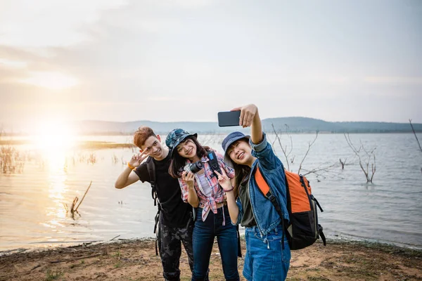 Grupo Asiático Amigos Novos Com Mochilas Que Andam Junto Que — Fotografia de Stock