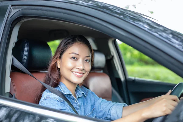 Hermosa Mujer Asiática Disfrutando Coche Conducción Sonriendo Cámara — Foto de Stock