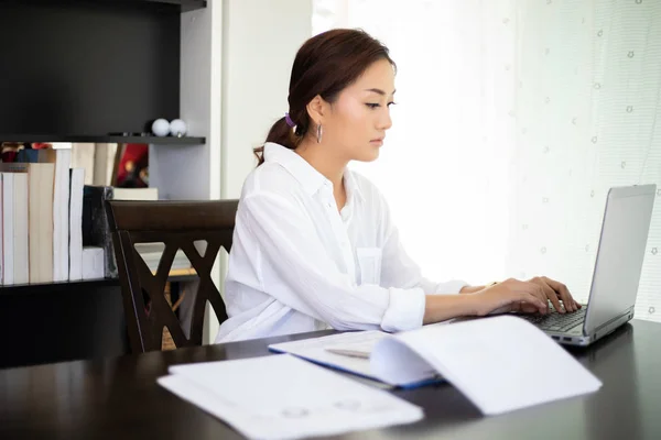 Asiática Mulher Negócios Usando Notebook Mesa — Fotografia de Stock