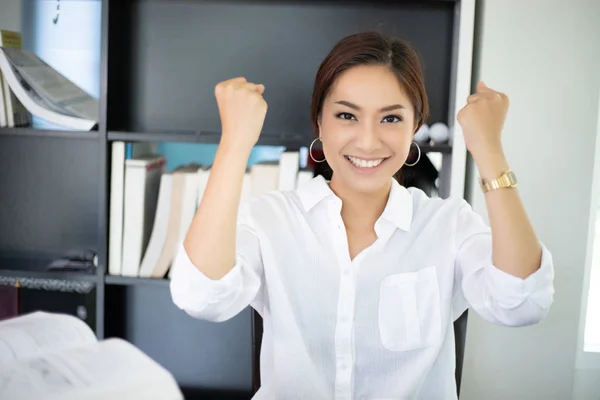 Asiatisk Kvinna Ingenjör Arbetar Och Håller Ritningar Office — Stockfoto