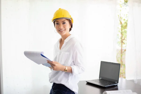 Asiatique Femme Ingénieur Travaillant Tenant Des Plans Dans Bureau — Photo