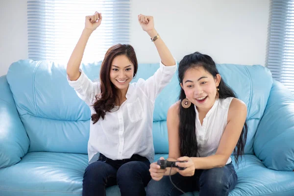 Twee Vrouwen Spelen Competitieve Video Games Gelukkig Thuis — Stockfoto