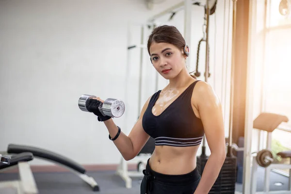 Muskulös Fit Kvinna Utövar Bygga Muskler Gymmet Fitness Begreppet Hälsosam — Stockfoto