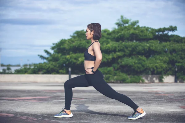 Atletische Aziatische Vrouw Stretching Benen Park Voor Het Joggen — Stockfoto