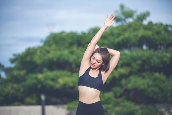 Atlética Asiática Mujer Calentando Estirando Brazos Durante Entrenamiento — Foto de Stock