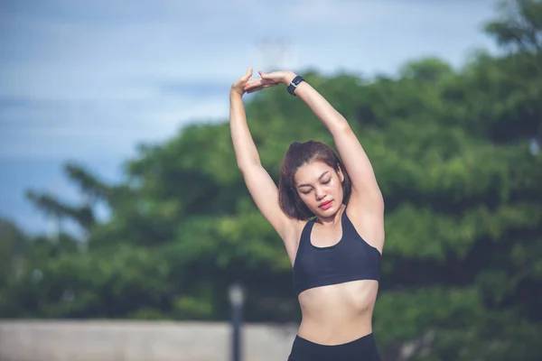 Atlética Asiática Mujer Calentando Estirando Brazos Durante Entrenamiento —  Fotos de Stock