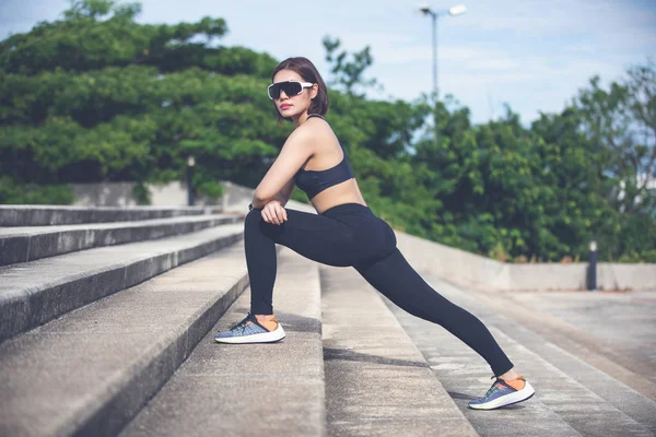 Athlétique Asiatique Femme Étirement Jambes Dans Parc Avant Jogging — Photo