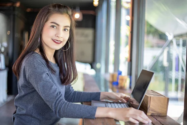 Mulher Negócios Alegre Sian Usando Notebook Trabalhando Remotamente Café — Fotografia de Stock