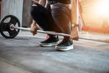Kas uygun kadın spor salonunda bina kasları egzersiz. Fitness - sağlıklı yaşam tarzı kavramı