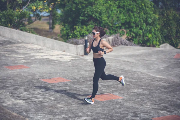 Sidoutsikt Över Asiatisk Kvinna Jogging Utomhus Stadsparken — Stockfoto