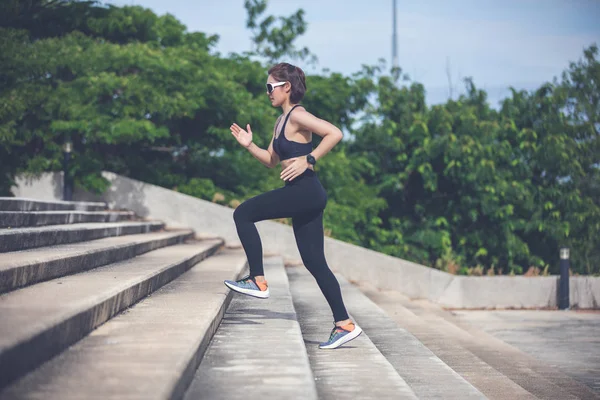 Sidoutsikt Över Asiatisk Kvinna Jogging Utomhus Stadsparken — Stockfoto